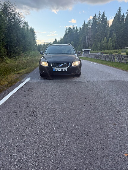 Volvo V70 2 of 13