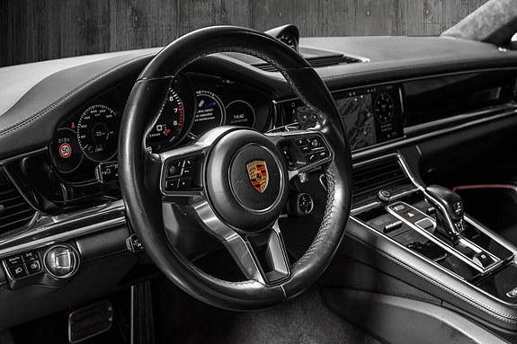 Porsche Panamera 4 15 of 30