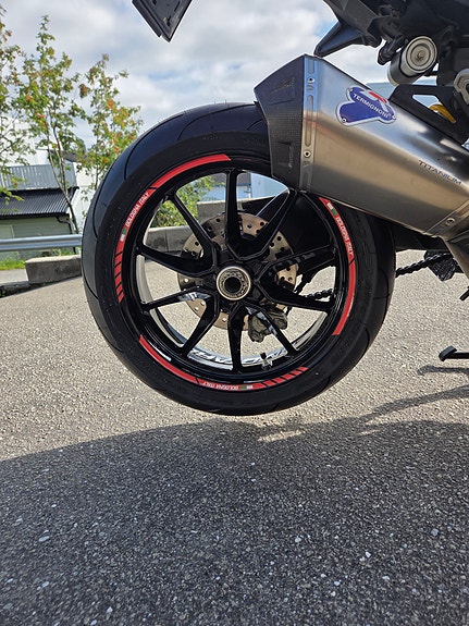 Ducati Hypermotard 9 of 30