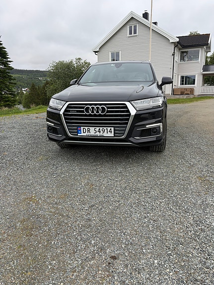 Audi Q7 2 of 13