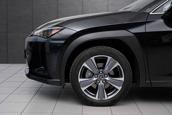 Lexus UX300e 18 of 18