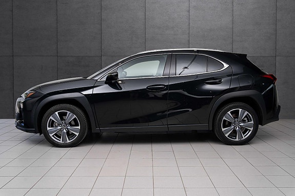 Lexus UX300e 2 of 18