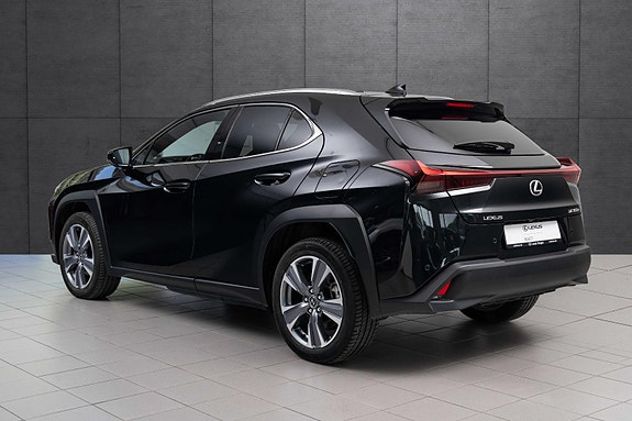 Lexus UX300e 3 of 18