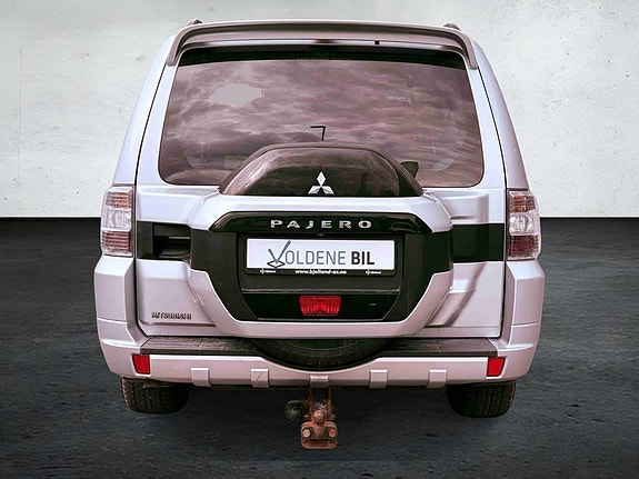 Mitsubishi Pajero 4 of 16