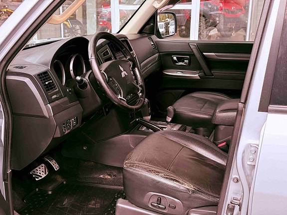 Mitsubishi Pajero 10 of 16