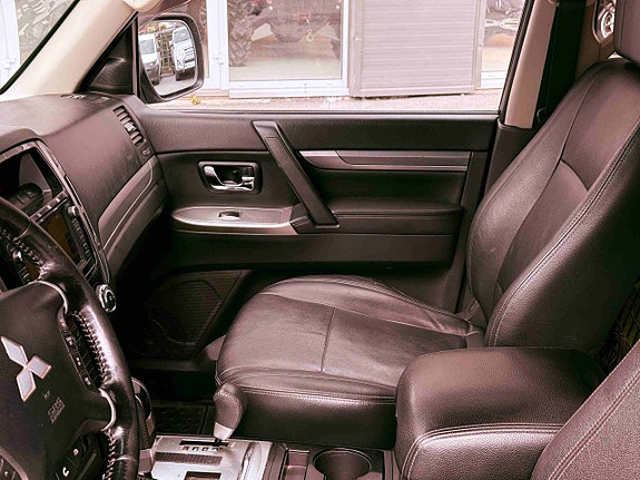 Mitsubishi Pajero 15 of 16