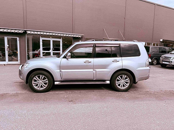 Mitsubishi Pajero 9 of 16