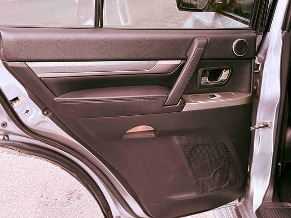 Mitsubishi Pajero 13 of 16