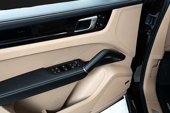 Porsche Cayenne 16 of 25