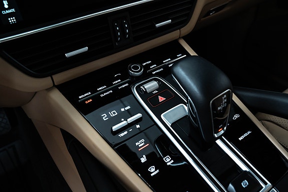 Porsche Cayenne 18 of 25