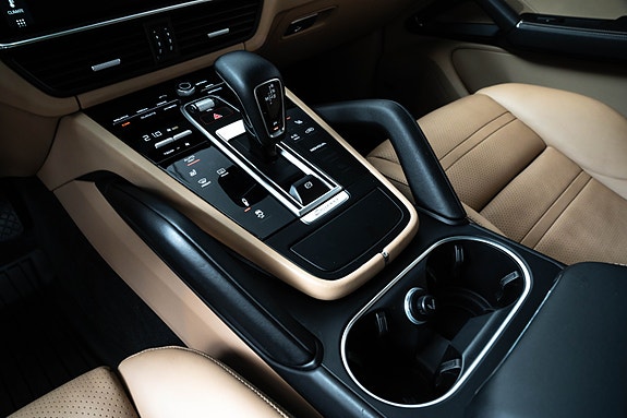 Porsche Cayenne 17 of 25