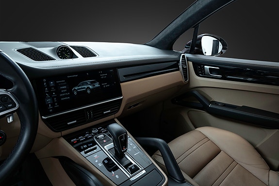 Porsche Cayenne 14 of 25