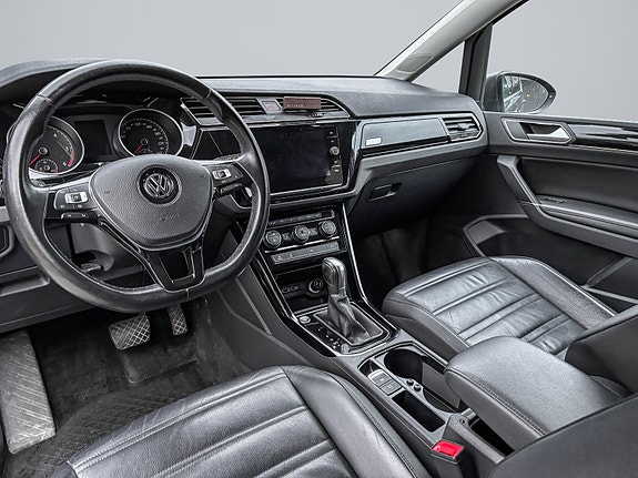 Volkswagen Touran 10 of 30
