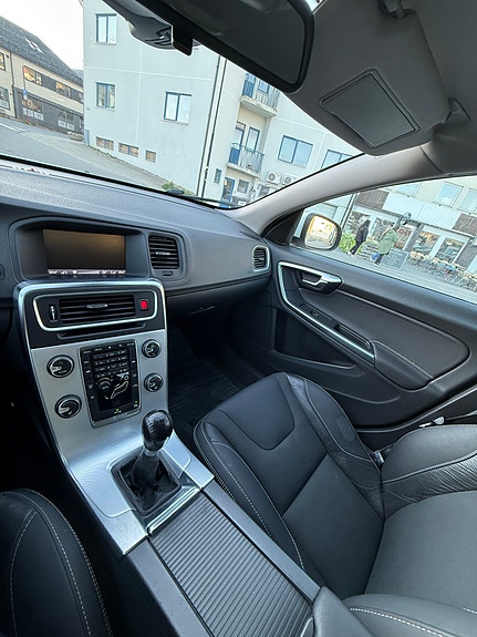 Volvo V60 2 of 14