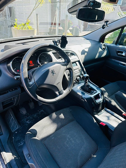 Peugeot 5008 2 of 9