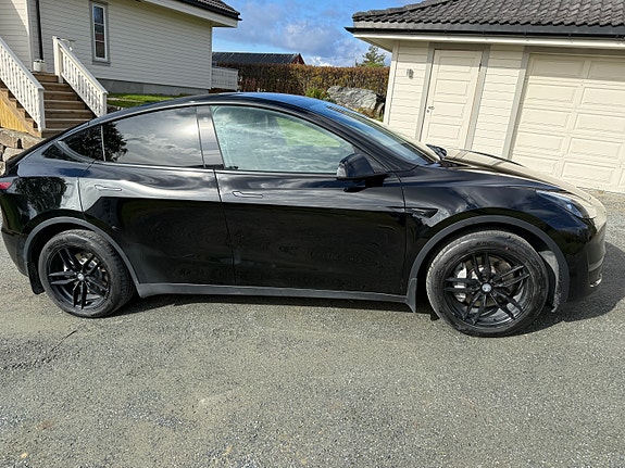 Tesla Model Y 4 of 30