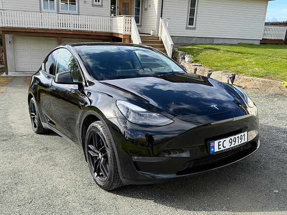 Tesla Model Y 12 of 30