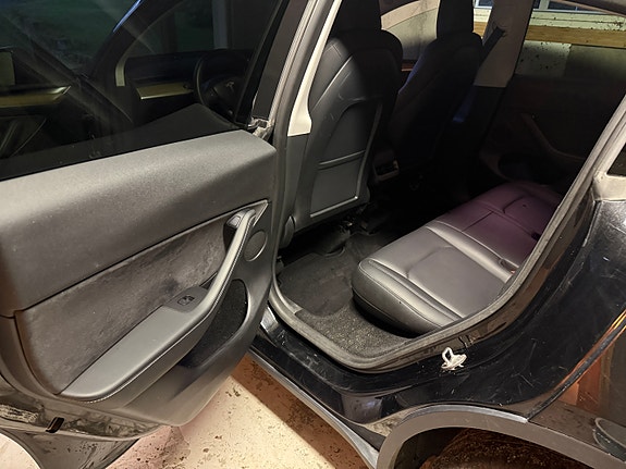 Tesla Model Y 19 of 30