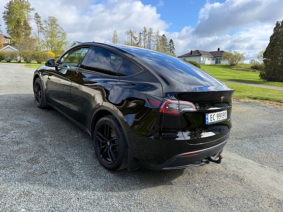 Tesla Model Y 7 of 30
