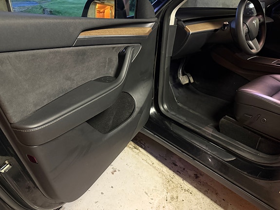 Tesla Model Y 18 of 30
