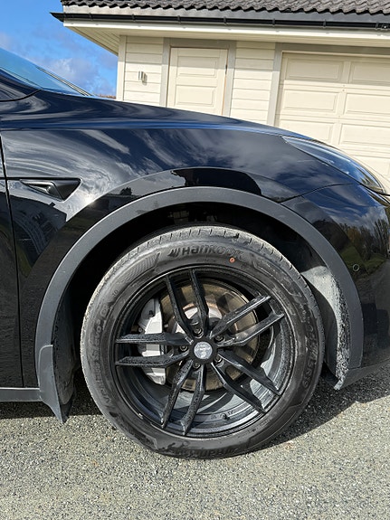 Tesla Model Y 13 of 30