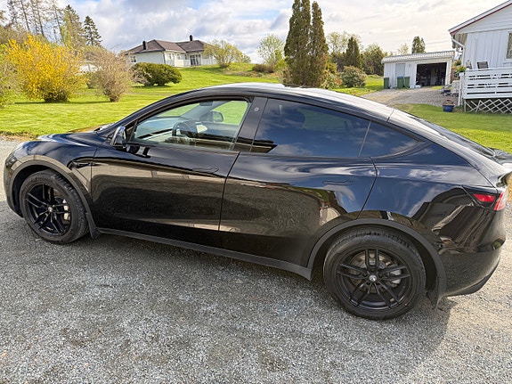 Tesla Model Y 9 of 30