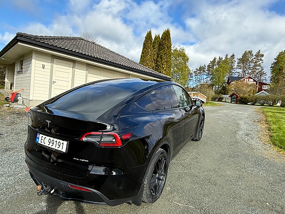 Tesla Model Y 5 of 30