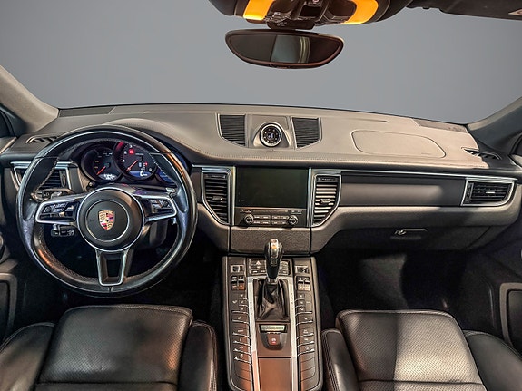 Porsche Macan 12 of 30