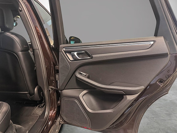 Porsche Macan 23 of 30
