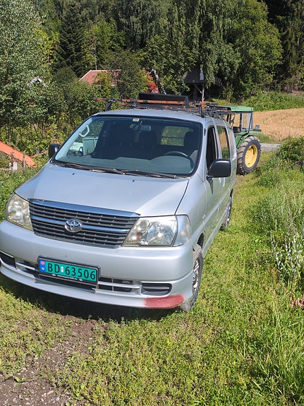 Toyota HiAce 2 of 4