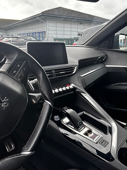 Peugeot 5008 2 of 5