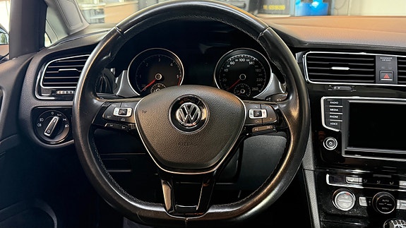 Volkswagen Golf VII 27 of 30