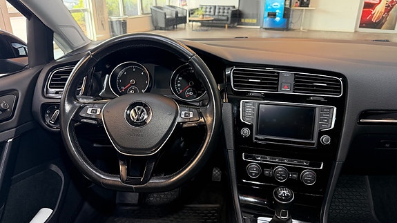 Volkswagen Golf VII 25 of 30