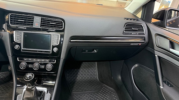 Volkswagen Golf VII 26 of 30