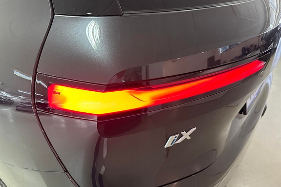 BMW iX 10 of 30