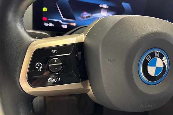 BMW iX 21 of 30