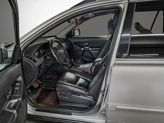 Volvo XC90 10 of 26
