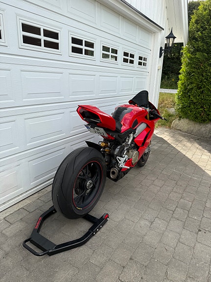 Ducati Ducati Panigale V4 S | 2019 | 9 700 km | Akrapovič titan helanlegg | Karbon & Comfortsete 7 of 21