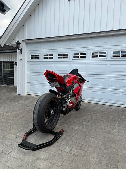 Ducati Ducati Panigale V4 S | 2019 | 9 700 km | Akrapovič titan helanlegg | Karbon & Comfortsete 14 of 21