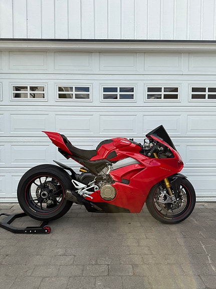 Ducati Ducati Panigale V4 S | 2019 | 9 700 km | Akrapovič titan helanlegg | Karbon & Comfortsete 4 of 21