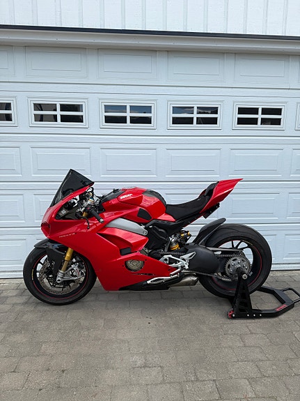 Ducati Ducati Panigale V4 S | 2019 | 9 700 km | Akrapovič titan helanlegg | Karbon & Comfortsete 11 of 21