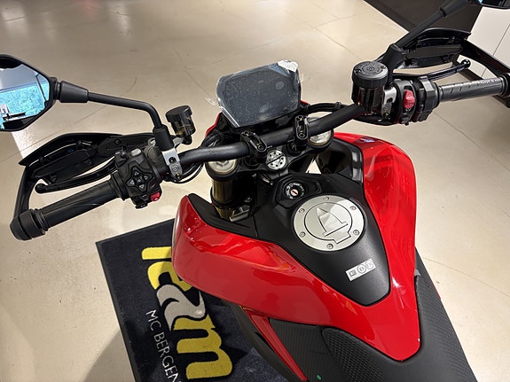 Ducati Hypermotard V2 12 of 16