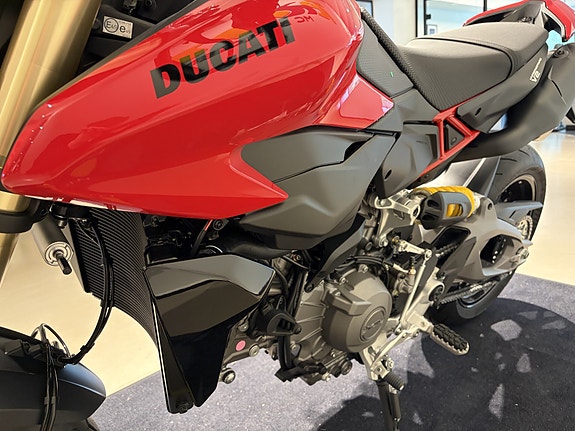Ducati Hypermotard V2 10 of 16