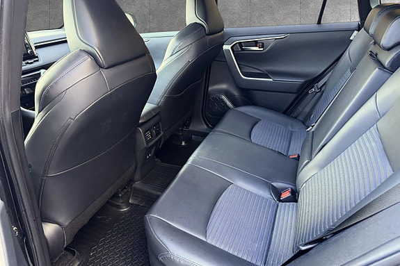 Toyota RAV4 6 of 19