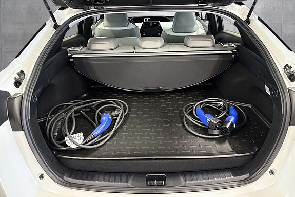 Toyota Prius Plug-in Hybrid 19 of 30