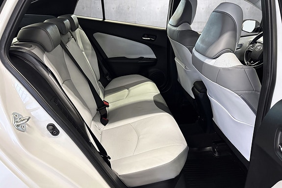 Toyota Prius Plug-in Hybrid 16 of 30