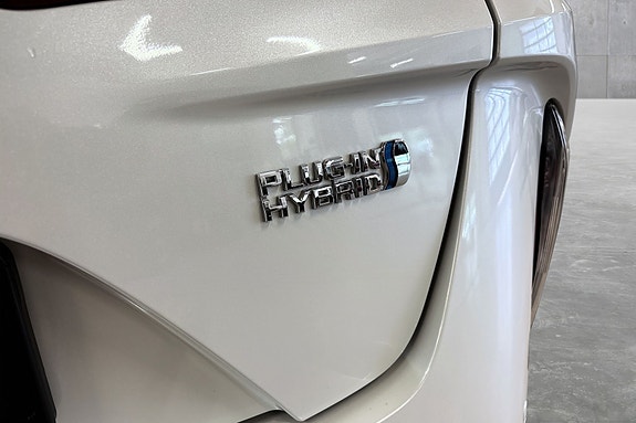Toyota Prius Plug-in Hybrid 21 of 30
