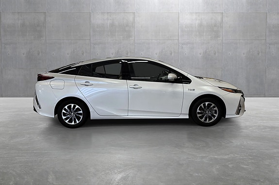 Toyota Prius Plug-in Hybrid 6 of 30