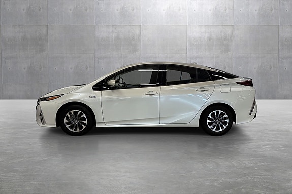 Toyota Prius Plug-in Hybrid 2 of 30