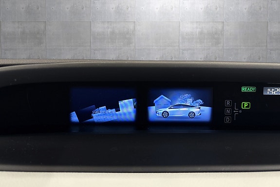 Toyota Prius Plug-in Hybrid 26 of 30